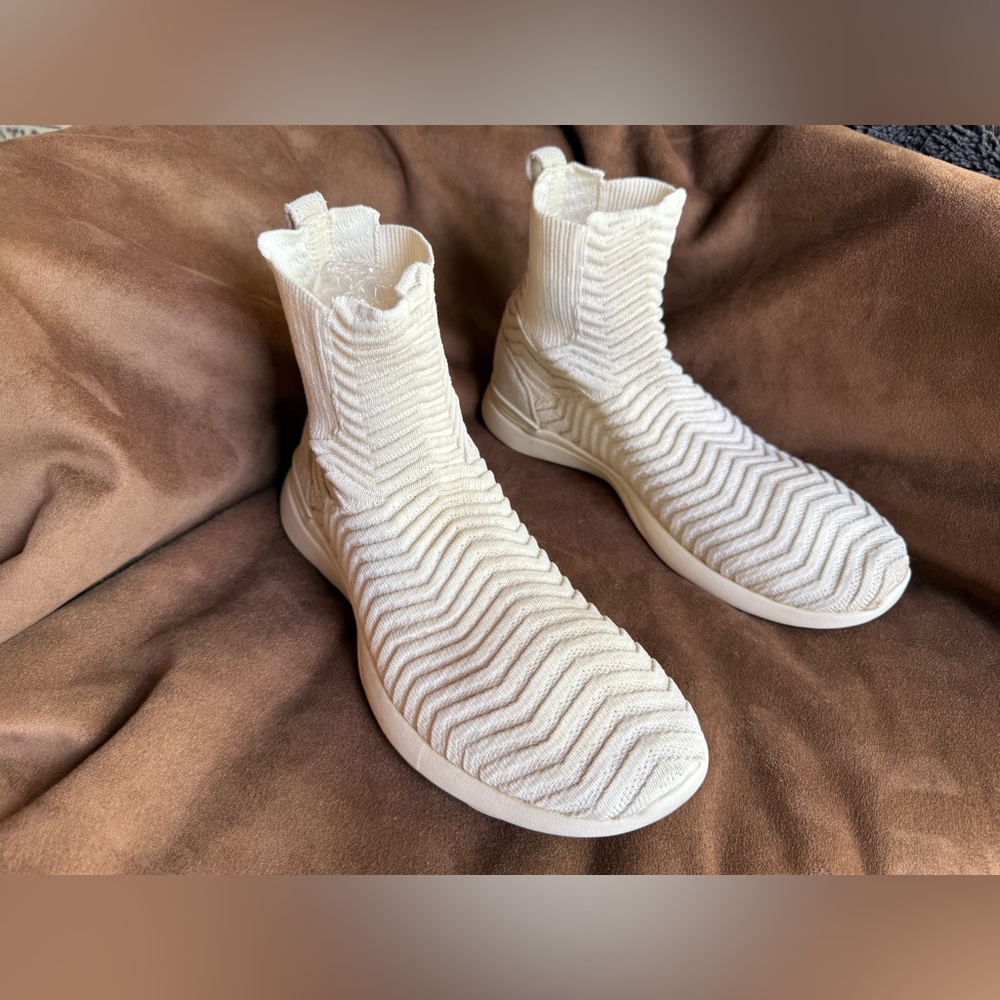 APL Chelsea boot in white